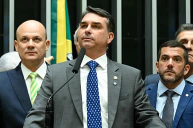 Aliados minimizam queda de Flávio em pesquisa da Genial/Quaest