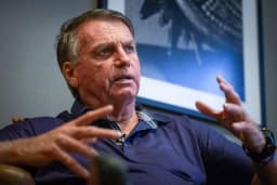 Em pedido por domiciliar, defesa diz que Bolsonaro abre mão de arma apreendida
