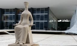 Treze ministros aposentados do STF pedem a Fachin sessão pública para resolver crise