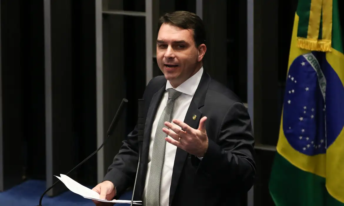 TSE investiga rede de 1.826 collabs no Instagram a favor de Flávio Bolsonaro