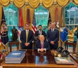 Trump erra, chama o Brasil de ‘Índia’ e elogia o voto eletrônico