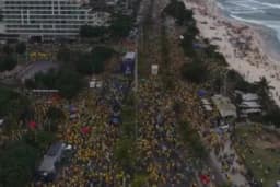 No último dia de campanha, Flávio Bolsonaro refaz os passos do pai e lota orla da Barra da Tijuca