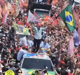 Pela manhã, Lula participou de ato no Rio que levou multidão à orla de Copacabana