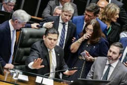 Promessas de Alcolumbre geram desconfiança na oposição e no governo