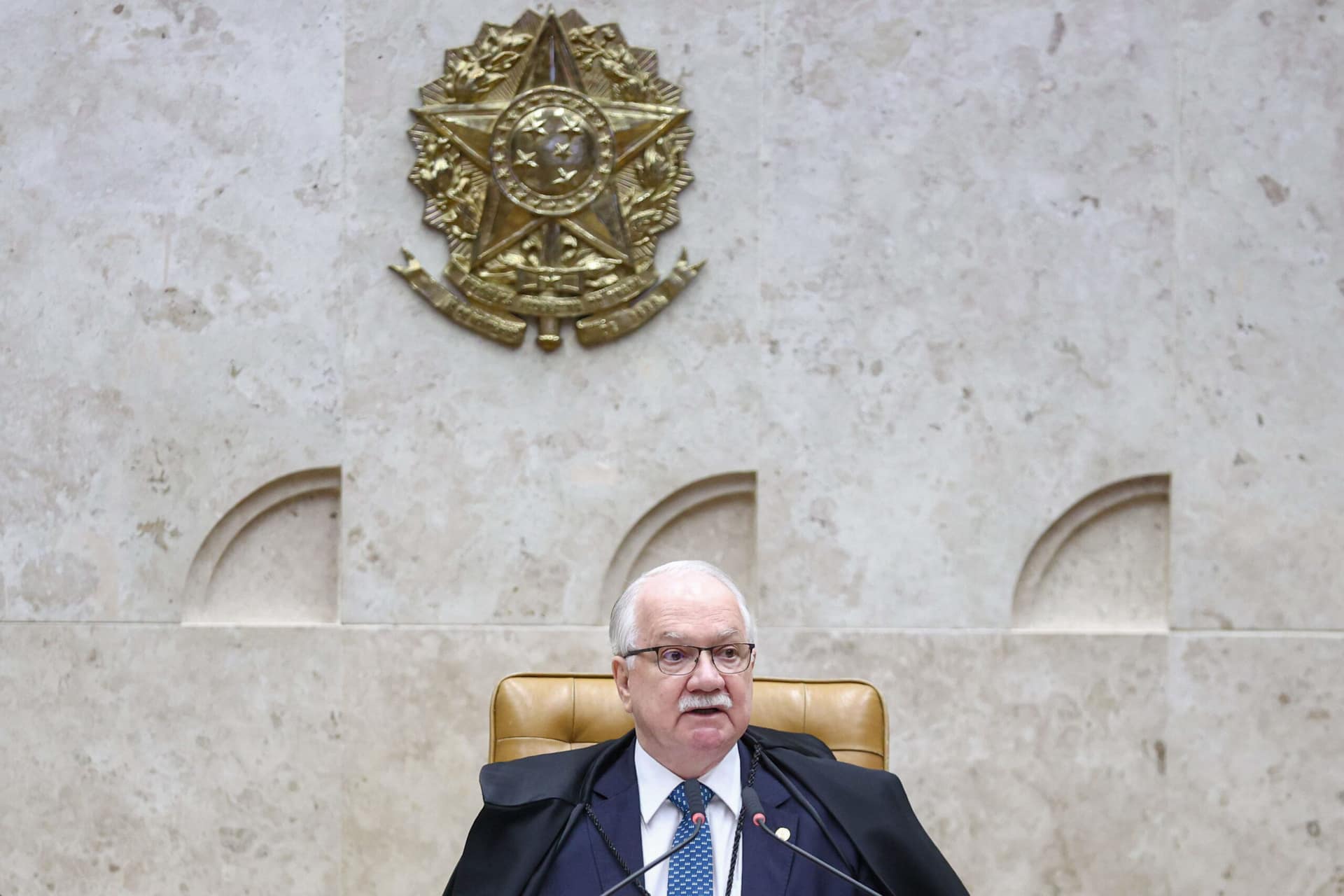 Edson Fachin decide se leva crise entre Moraes e Mendonça ao plenário do STF