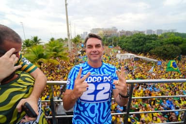 Flávio Bolsonaro reúne apoiadores no Rio e em BH na véspera do segundo turno