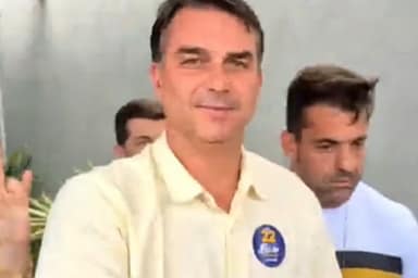 Flávio Bolsonaro vai aos EUA sem entregar passaportes exigidos por Moraes
