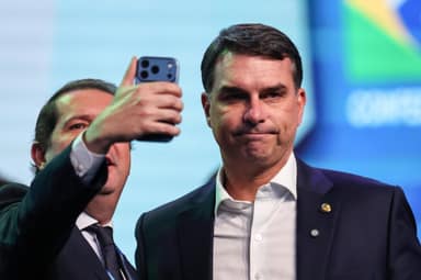 Michelle sabe que sou a única alternativa para mudar o país, diz Flávio