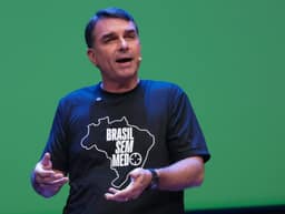 Flávio Bolsonaro diz que irá aos EUA debater tarifas e "defender nosso Pix"