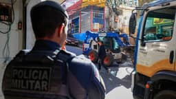 Polícia faz operação para retirar barricadas em Paraisópolis, em SP