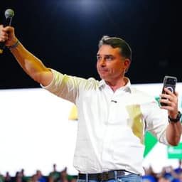 Flávio Bolsonaro visita Filipe Martins, condenado por tentativa de golpe