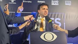 Renan Santos cita segurança, educação e critica ausências de Flávio e Lula