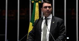 Flávio Bolsonaro deixou o Brasil rumo aos EUA, afirma reportagem