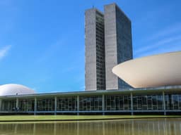 Comissão adia novamente votação do fim da “taxa das blusinhas”