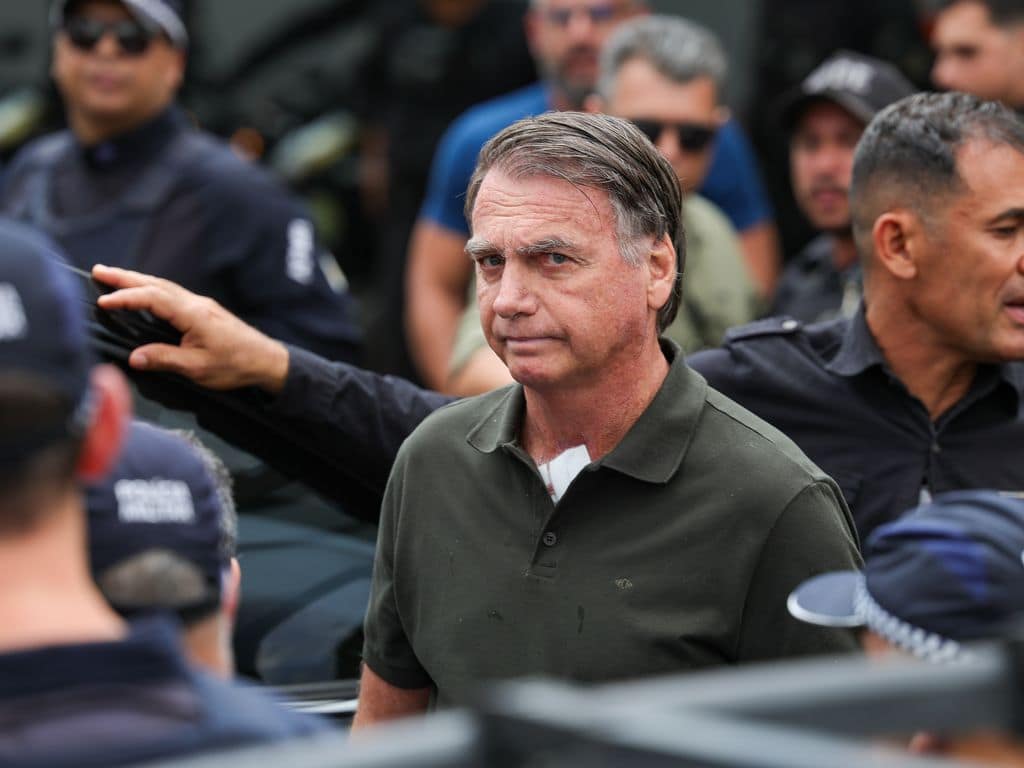 Defesa de Bolsonaro desiste de suspender pena de 27 anos no STF