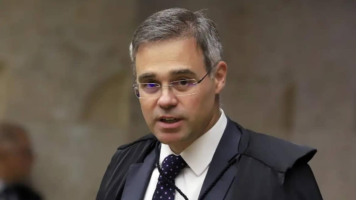 André Mendonça agradece fiéis enquanto Fachin apura embate com Moraes no STF