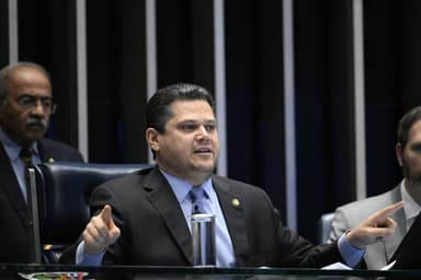 Davi Alcolumbre prevê votar em 15 de outubro a PEC do fim da escala 6x1 no Senado