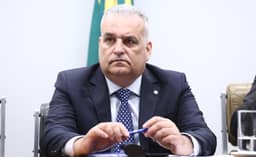 Flávio Bolsonaro anuncia Alfredo Gaspar como vice na chapa à Presidência
