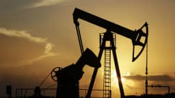Petróleo sobe mais de 4% com incertezas sobre liberação do estreito de Hormuz