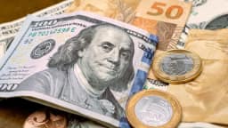 Com pessimismo externo, dólar sobe 0,47% e aproxima-se de R$ 5,20