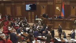 Deputados da Armênia trocam socos em pleno parlamento
