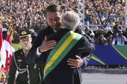 Lula ou Jair Bolsonaro: quem passaria a faixa presidencial para Flávio se ele for eleito?