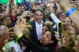 Flávio Bolsonaro acena com fim da reeleição para atrair partidos