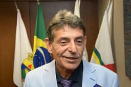 Juiz que bebeu e fumou durante sessão chama Moraes e tribunais de "corruptos"