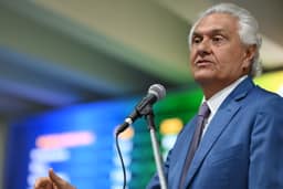 Caiado critica Flávio e Lula por trajetória e ausência em debates