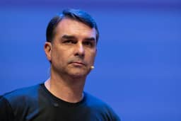 Flávio Bolsonaro reage a críticas por ausência e diz querer debates contra Lula