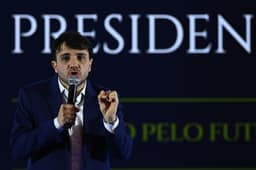 Renan nega irregularidades com pedido de registro da candidatura
