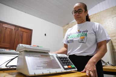 Tribunal Superior Eleitoral muda urna com barra de progresso e Libras em 2026