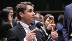 TRE-MG manda site de esquerda tirar do ar reportagens sobre Nikolas chamando Vorcaro de “lindão”