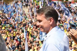 Flávio Bolsonaro critica Alcolumbre e cobra impeachment no STF
