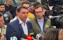 Flávio visita Filipe Martins na prisão e acusa Moraes de comandar “gabinete da perseguição”