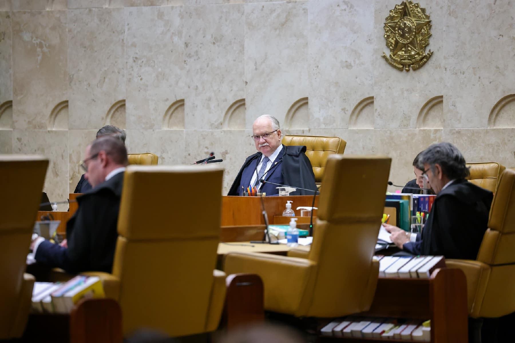 STF suspende sessão sobre investigação de Alexandre de Moraes após bate-boca