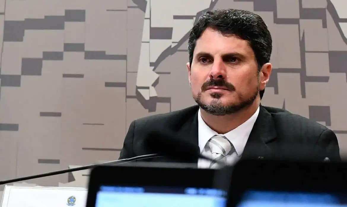 Moraes devolve passaporte de Marcos do Val