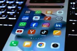 Redes sociais: anônimos gastam mais de R$ 1 mi em anúncios contra a direita