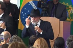 Lula exibe dedo do meio em evento oficial no Planalto