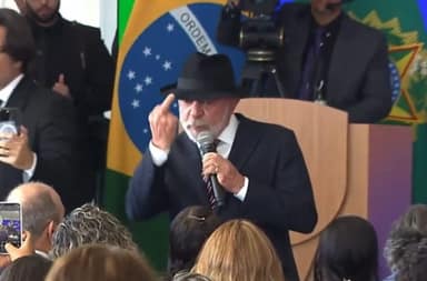 Lula exibe dedo do meio em evento oficial no Planalto