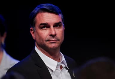 Flávio Bolsonaro leva campanha a Alagoas sem JHC e Arthur Lira no palanque