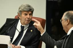 Fux ironiza Dino, relembra inquéritos e diz que STF não pode ‘decidir por veicular fake news’