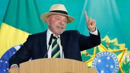 A 6 dias das eleições, Lula sanciona lei para o futebol feminino