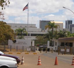 EUA suspendem serviços consulares no Brasil por razões de segurança