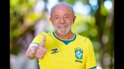 Lula adere à campanha de Janones com camisa da Seleção: ‘Bora, Brasil!’