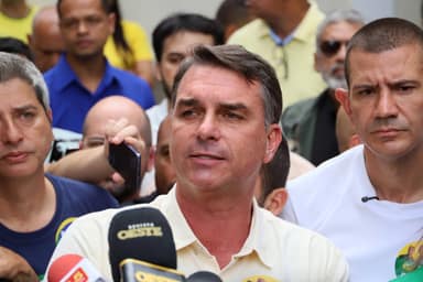 Flávio abre vantagem sobre Lula nas redes