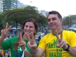 Flávio Bolsonaro inicia corrida ao Planalto com ato em Copacabana