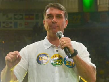 Flávio Bolsonaro promete guerra a facções ao lançar Douglas Ruas no Rio