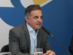 Após desistência do PDT, Aécio Neves anuncia candidatura ao Senado