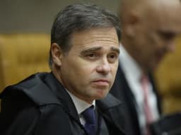 Em vídeo, Mendonça agradece orações em meio a embate com Moraes